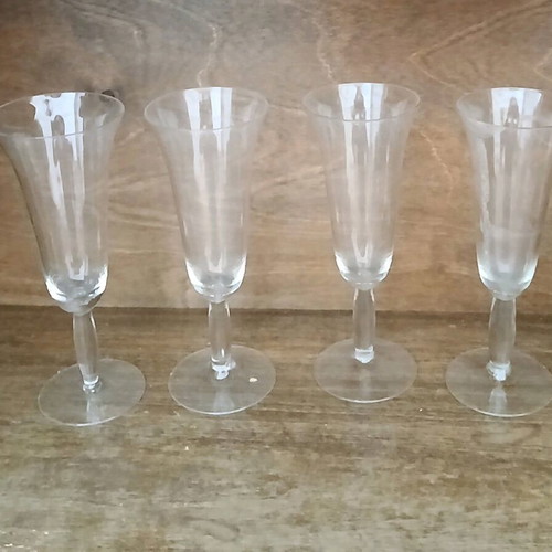 Vintage stemmed glass set of 4 like new