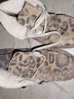 A To Z Greek boots with inner fur, like new, size 40