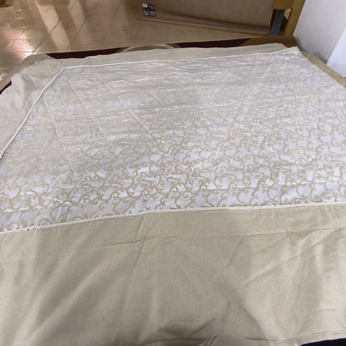 Jacquard quilt Italy new with 2 pillowcases and decorative item