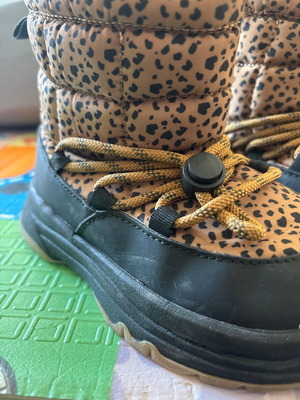 Snow boots size 27 like new
