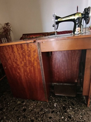 Siemens sewing machine like new with cabinet