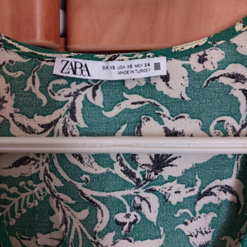 Zara top with elastic and V-neck extra small like new