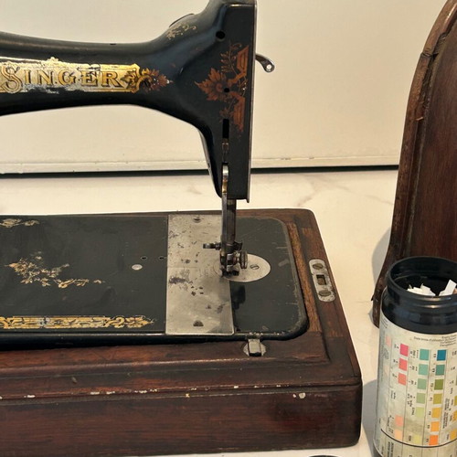 Antique Singer sewing machine used with cover, 1912