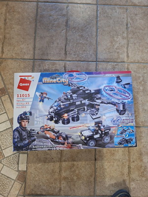 Helicopter building toy with 903 pieces, new