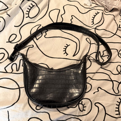 Bag used, spacious with broken zipper, black