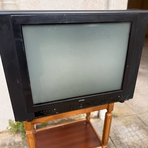 Vintage CRT τηλεόραση Funai μεταχειρισμένη με retro αισθητική