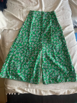D&K skirt like new with front slit and decorative buttons, white and green