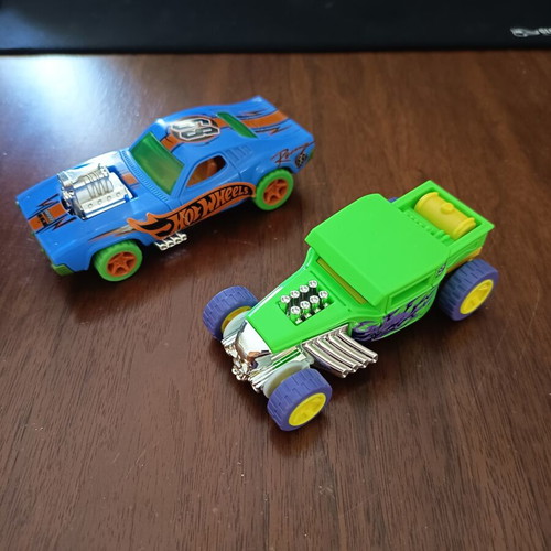 Hot Wheels large toy cars, set of 2