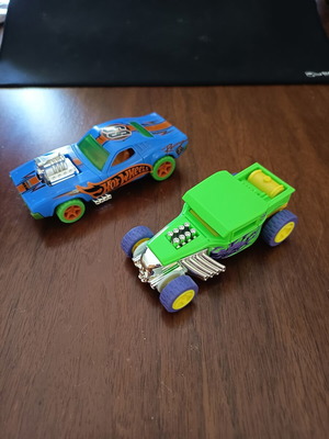 Hot Wheels large toy cars, set of 2