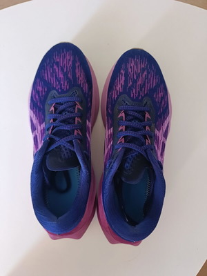 Asics Novablast 3 γυναικεία αθλητικά παπούτσια μεταχειρισμένα, μπλε και μωβ