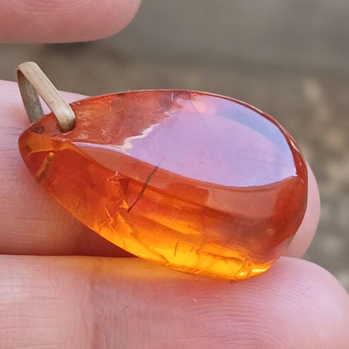 Amber pendant A quality, 3 cm, like new