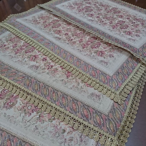 Table runner set like new, 4 pieces, floral pink and gold design