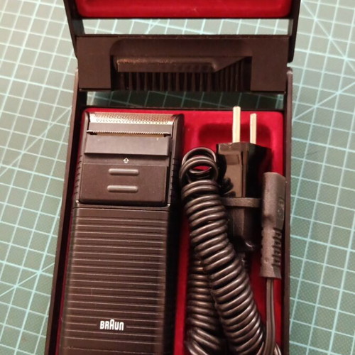 Braun electric shaver used, for parts or repair with case and charger