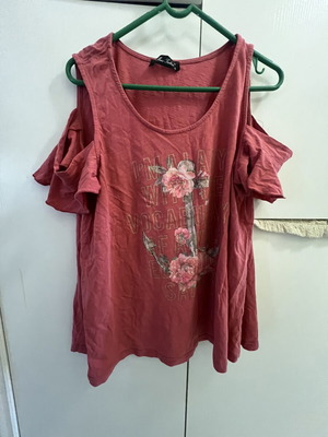 Κοντομάνικο μπλουζάκι με έξω ώμους και floral σχέδιο σε ροζ, μέγεθος L