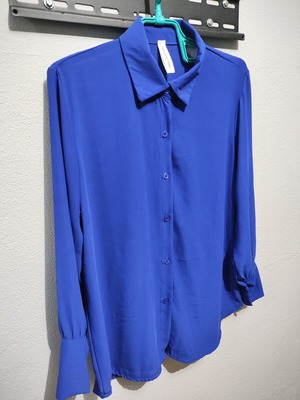 Women's Blue Shirt L/XL like new, polyester, long sleeves