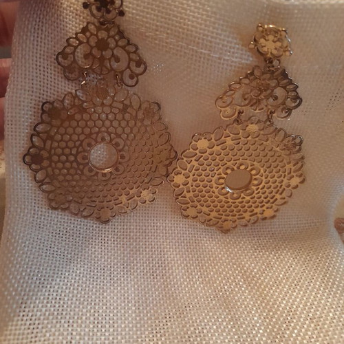 Vintage carved earrings like new, gold color