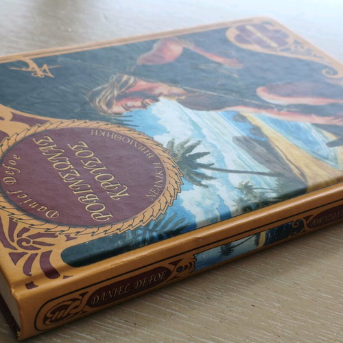 Robinson Crusoe book by Daniel Defoe hardcover like new