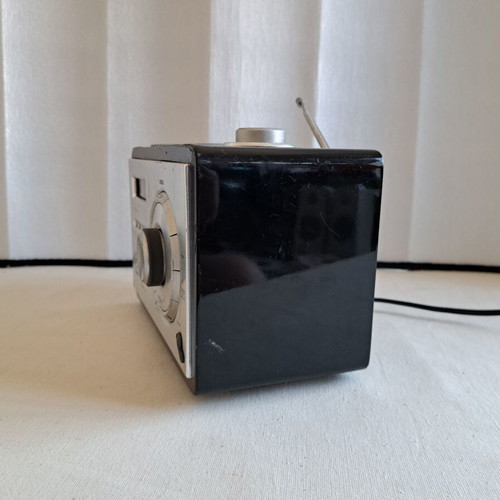 JGC UR-210/FM Radio Clock with USB and AUX Like New