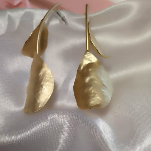 Leaf-shaped earrings in gold color new