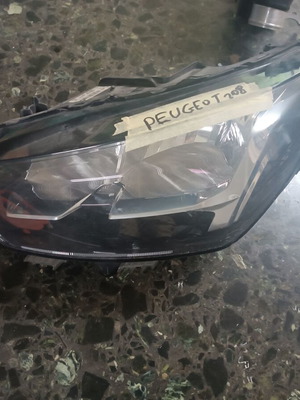 Εμπρός αριστερό φανάρι για Peugeot 208 '19-'23, κωδικός 9823194080, σπασμένη βάση