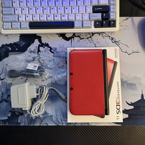 Nintendo 3DS XL червено и черно като нов с кутия и аксесоари