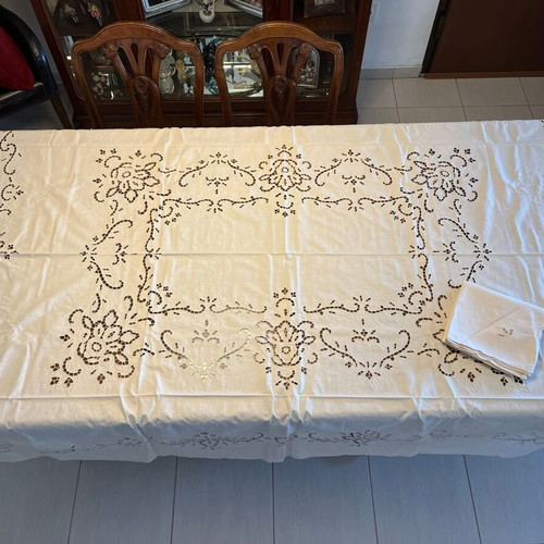 Tablecloth used with 8 napkins, dimensions 209x170cm
