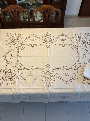 Tablecloth used with 8 napkins, dimensions 209x170cm