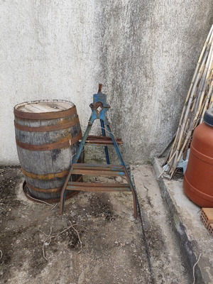 Tripod pipe vise