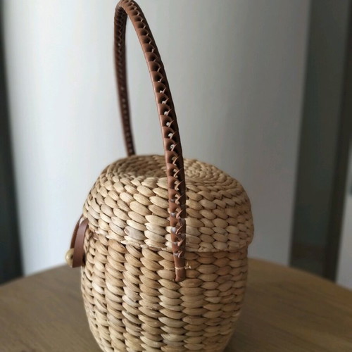Cozy basket bag from Serifos like new, bamboo with handle and clasp