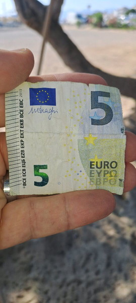 Ένα μισό 5 ευρω ...Για όποιον έχει ένα άλλο μισό.