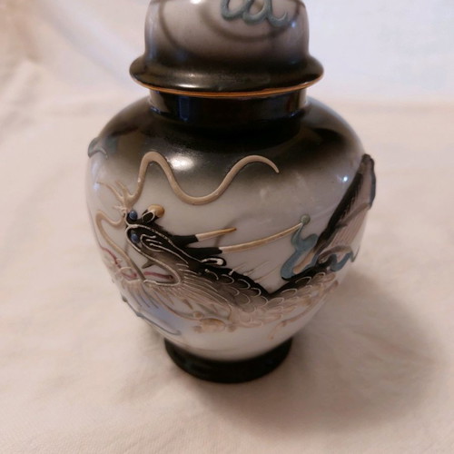 Dynasty jar with Chinese dragon 17×11 cm used, gray colors, 1920