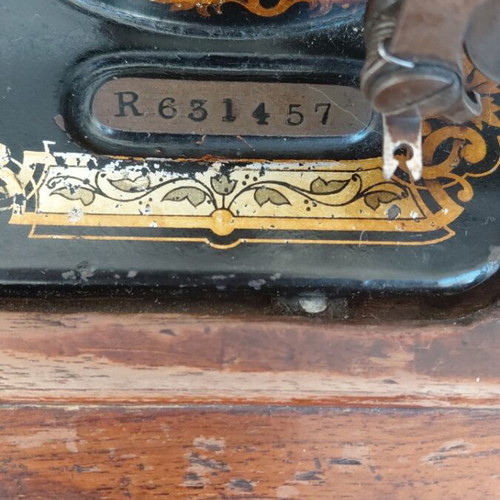 Vintage Singer sewing machine 1886 used, fiddle base design