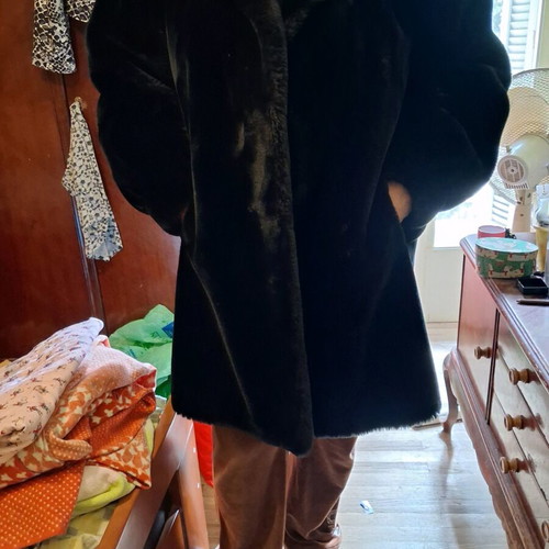 Black synthetic fur coat XL like new with pockets and lining
