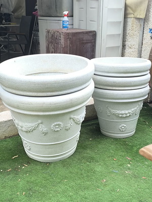 Plastic flowerpots set of 5 like new