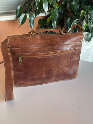 Καφέ δερμάτινη τσάντα ταχυδρόμου