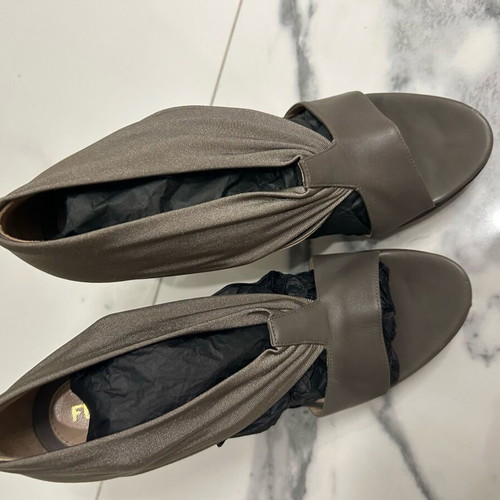 Fendi sandals like new, khaki, size 38