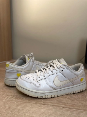 Nike Dunk sneakers used, white and yellow, size 40.5