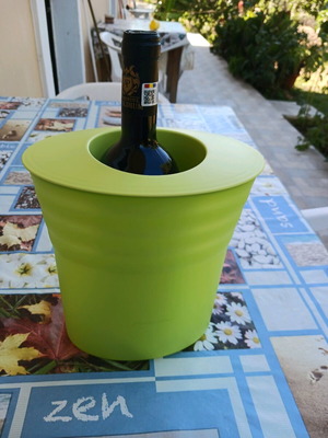 Tupperware champagne and ice bucket new, 1 liter capacity