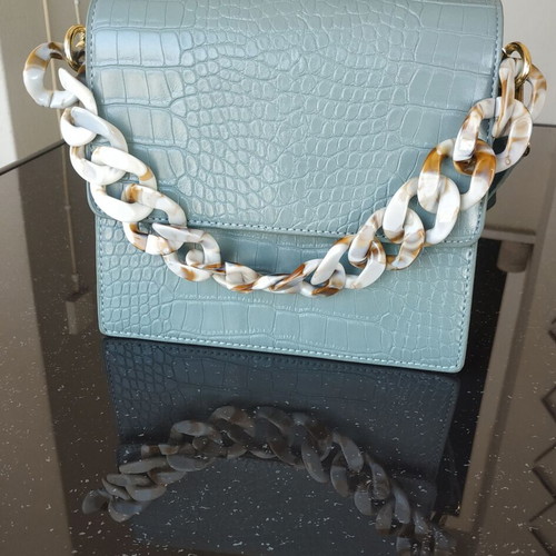 Bag like new with detachable strap and magnetic clasp