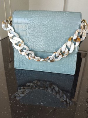 Bag like new with detachable strap and magnetic clasp
