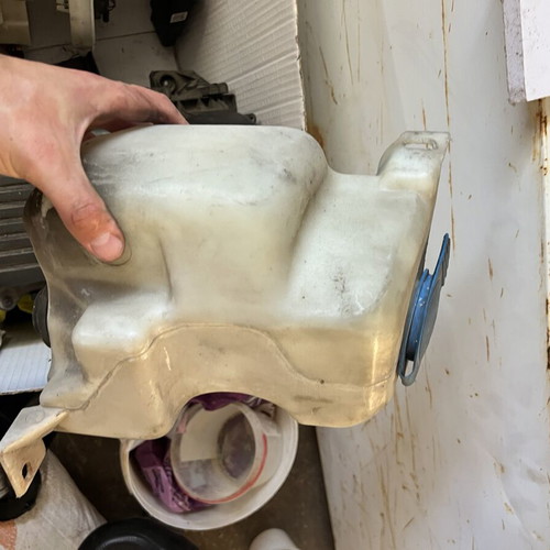 Fluid reservoir with motor for VW Golf 4 used