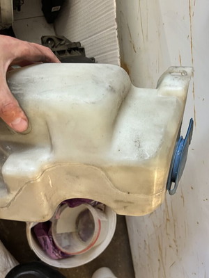 Fluid reservoir with motor for VW Golf 4 used