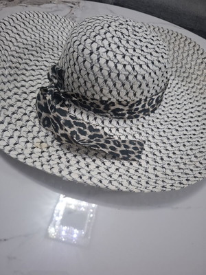 Straw hat with leopard ribbon like new, black and white