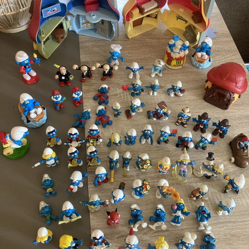 Smurfs Peyo figures, pack of about 70 pieces, village houses