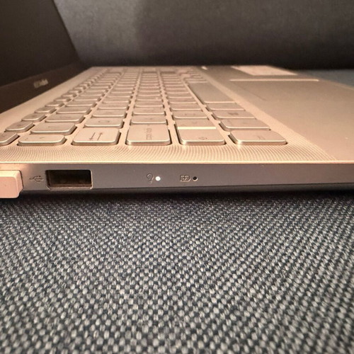 Asus VivoBook X512DA laptop Ryzen 7 SSD 512GB 8GB RAM like new with wireless mouse