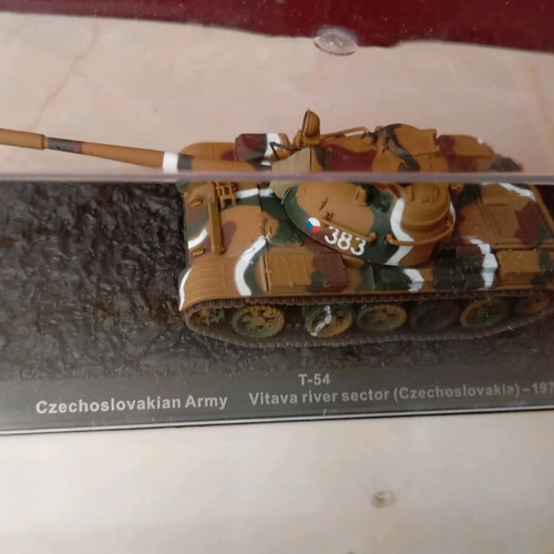 Czechoslovakian T-54 tank model like new, scale 1:72