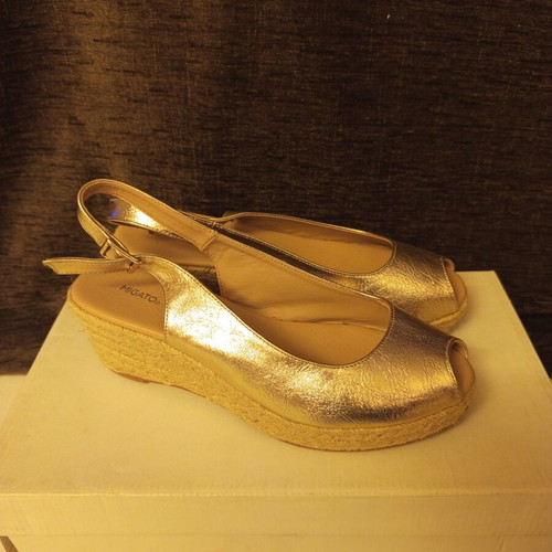Migato women's platform sandals size 39 like new, gold