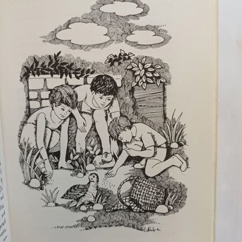 Enas Theos Xepetietai book like new, children and youth novel