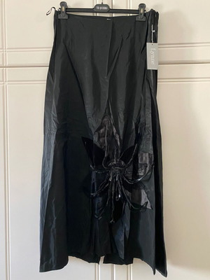Lynne Maxxi skirt new, satin with embroidery, velvet and lace