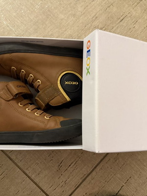 Geox children's casual shoes size 32 like new, brown